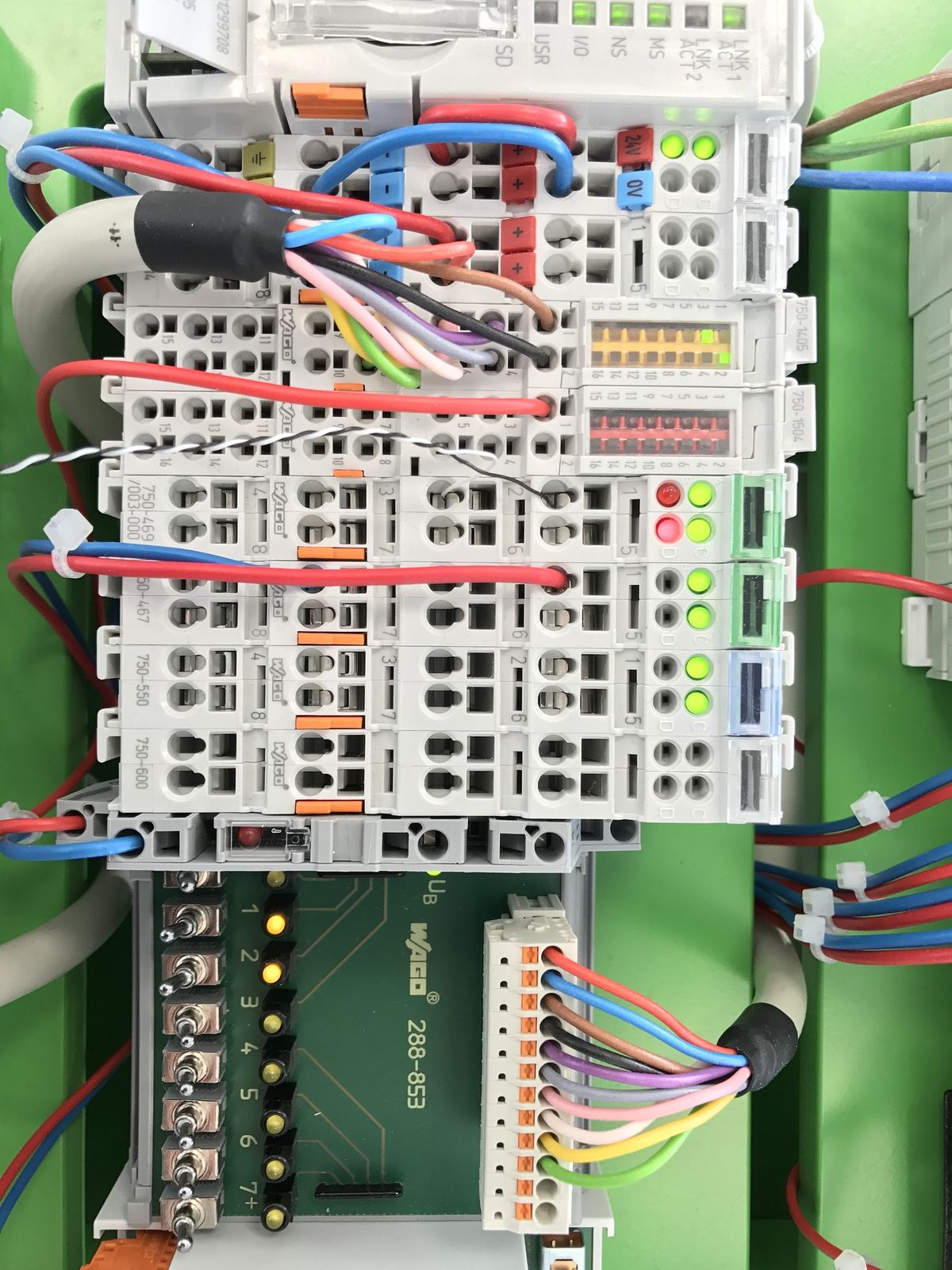 Automate et modules d'entrées/sorties câblés en armoire