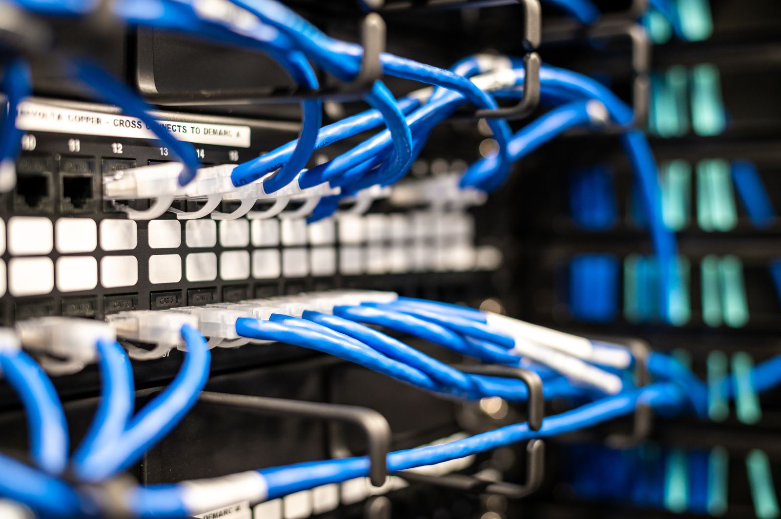 Baie réseau et câbles Ethernet